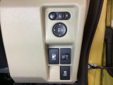 VSA装備車です。VSAはドライバーの操作と車の動きを見守っています。もし車の挙動が乱れたとき、4輪別々にブレーキをかけたり、エンジンパワーをしぼることによって車を安定させます。