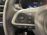 【ステアリングスイッチ】運転中に視線を前に向けたまま画面の操作できます。