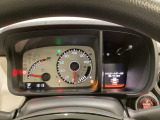 スピードメーターとタコメーターを大きく配した見やすいメーター部になっています。右側のインフォメーション画面でオドメーターや燃費などの情報を確認できます。