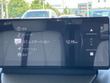 お手元のスマートフォンと接続して頂く事で使用可能な「Apple CarPlay/Android Auto」電話の応答は勿論、メッセージの受信やLINE、音楽接続からナビアプリの使用まで幅広く活躍致します。