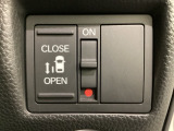 左側電動スライドドアは運転席からでも操作ができるように、ハンドル付近に開閉の操作スイッチが付いています。