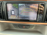 パノラミックビューモニター付きです。車両を上から見たような映像をナビ画面に表示。運転席からの目視だけでは見にくい、車両周辺の状況をリアルタイムでしっかり確認できます。
