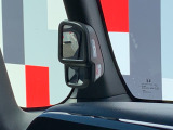 運転席から見て左前下方はどうしても死角になってしまいますがこのミラーはその部分を見ることが出来るように配置されています。小さい障害物や小さな子供が屈んでいても気づくことが出来ます!