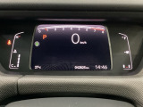 デジタル表示のスピードメーターとタコメーター、燃費やオドメーターなどの表示の他に、ホンダセンシング機能などの表示もできる多機能なマルチインフォメーション・ディスプレイです。