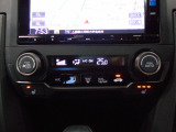 運転席&助手席にはシートヒーターが付いてます。寒い冬でもスイッチONで座面をあたたかくして、ドライブをさらに快適にしてくれます。シフトまわりにあるスイッチでHIとLOの2段階に温度設定が可能です。