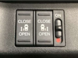 【両側パワースライドドア】両側がパワースライドドアになっており、運転席のスイッチやスマートキーでも開閉が可能です!開口部も広いので乗り降りも楽々♪