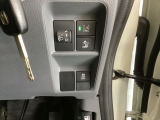 横滑りを防止するVSA等のスイッチは運転席の右側、手の届きやすい位置にあります。