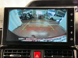 【バックカメラ】 駐車時に車両後方の様子を見ることができるので、運転の不安を軽くします。