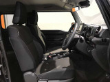 高いホールド性で運転姿勢が安定します。長距離ドライブでも疲れにくいのが魅力です。快適なドライビングライフをお送りください♪