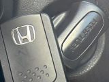 【Hondaスマートキー】カバンやポケットに入れたままでもドアの施錠・解錠が可能なスマートキーを装備。エンジンのオン・オフ時もカギを取り出す必要が無いからとっても便利です♪