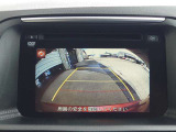 後方画像をクリアに映し出すリヤビューモニター!ガイドラインで距離感や車幅が掴みやすく、バック駐車や狭い場所での取り回しもスムーズに行えます。毎日の駐車を安全に支える頼もしい機能です。