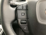 運転中、オーディオの操作をしてて、ハッとしたことはありませんか?ステアリングスイッチは、運転中でもハンドルでオーディオの操作が可能です。安全なドライブをサポートします。