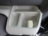 運転席側の手の届きやすい位置にドリンクホルダーと、ちょっとした小物を置いておけるトレイが付いています。