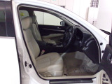運転席は大きな座面と包み込むような背もたれが身体全体を支えます。上質なシートを採用し長時間の運転やコーナーの多い道も快適です。座った時の頭上スペースも余裕たっぷりで、ロングドライブもラクラクです。