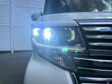 【LEDヘッドライト】悪天候や夜間走行時も良好な視界を確保し安心して運転できる高輝度LEDヘッドライトを装備!点灯速度が早く、消費電力も抑えられています。