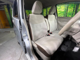 運転席まわりには十分なスペースがあり、大柄な方でもゆったり運転していただける環境です。