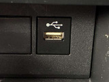 こちらのクルマはUSB接続コネクタも装備されています♪