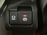 【電動パーキングブレーキ+オートブレーキホールド機能】 指先だけで簡単に操作が可能なパーキングブレーキ、スイッチを押すとブレーキペダルから足を離してもブレーキを保持できるオートブレーキホールド搭載。