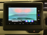 ギヤをR(バック)に入れるとナビの画面に後ろの映像が映るリアカメラ付です。後退時、コンディションが悪い視界でもカラーバックモニターがドライバーをサポートします。