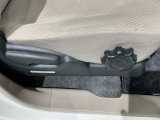 シートハイトアジャスターが付いているので運転姿勢を調整するのに便利ですね。身長に合ったシートポジションは安全運転や疲労軽減にもつながります。