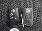 【スマートキー&プッシュエンジンスタート】ポケットやバックなどにキーを入れたまま探さなくてもロックの施錠、開錠、エンジンスタートも出来ます。
