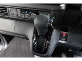 インパネシフトだから視線の移動も少なく足元もスッキリ♪運転席もゆったりしているのでゆとりを持ってドライブできますね!
