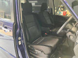 運転席、助手席です。座面も広くゆったりと座れてアームレストも付いているので重宝します。