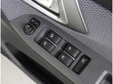 運転席ドアにはパワーウィンドウスイッチが集約され、ドアミラー調整スイッチも装備!1か所で簡単に操作が可能です!