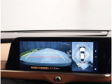 バックモニター付き。駐車の際のサポートとなり、必須アイテムのひとつですよね。それでも、バックする際は必ずご自身の目で確認をしてください。パノラミックビューで上から見下ろした視点でも確認できます!