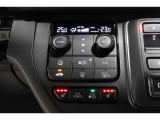 運転席と助手席の温度設定の変更が可能な左右独立タイプのデュアルエアコンです♪♪♪暑がりな人・寒がりな人も誰もが車内を快適にお過ごしいただけます♪♪♪