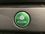 ECONモードをONにするとアクセルペダルの動きに対するエンジンの反応とエアコンの制御を切り換えることで、燃費のいい運転をするドライバーがペダルを踏んだ時と同じようにエンジンを制御します。