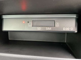 ドラレコの親機です。運転席の下部前方に取り付けられています。