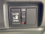左側に電動スライドドアを装備。ワンタッチで開閉できるため、荷物の積み降ろしやお子さまの乗り降りがスムーズです。