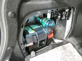 スペアタイヤレス車です。応急セットを搭載しております。