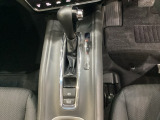 CVT車のセレクトレバーです。低速から高速まで、変速ショックのないスムーズな走りと、エンジン効率のよい領域を維持して燃費にも貢献します。サイドブレーキはスイッチ操作の電子制御パーキングブレーキです。