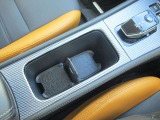 運転席助手席で使用できるドリンクホルダーです。