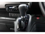 インパネシフトだから視線の移動も少なく足元もスッキリ♪運転席もゆったりしているのでゆとりを持ってドライブできますね!