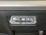 エアコンパネルの下にETCがついています。高速道路の料金所の通過も楽々です!。カードの取り出しもしやすい場所についています。