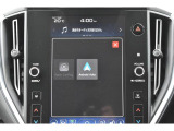 Apple CarPlay/Android Autoに対応しスマートフォンにインストールされているアプリを大画面に表示して使用できるほか、音声認識による操作も可能です。