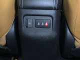 アームレスト後ろにはUSBソケットを装備!後席でも携帯を充電することができます!