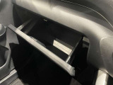 【グローブボックス】十分な収納スペースです。小物入れに最適♪
