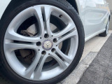 ●純正アルミホイール:輸入車ならではの卓越した走りを支えるホイールと足回りです!日本車の走りに慣れている方にもぜひ体感して頂きたいほど、高いレベルでまとまっています!