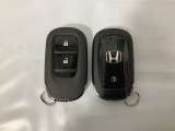 スマートキーを装備しています。鍵を差し込むことなくドアロックの開け閉めと、スタートボタン操作でのエンジンスタートができます。スペアキーも同じものを用意しております。