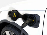 コンセントタイプ(3kW)やウォールボックスタイプ(6kW)の充電器を用いて、ご自宅で簡単充電。一般的な家庭用の200V交流充電ケーブルでは、約8時間で80%まで充電!1時間あたり7~14kmを走行できる電力を充電できます。