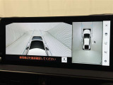 パノラミックビューモニターを装備。駐車場や交差点でクルマを真上から見るように周囲を確認できます。機能の詳細は販売店スタッフまでおたずねください。
