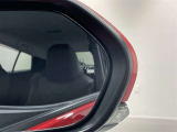 ブラインドスポットモニター(BSM)を装備しています。隣を走る車両が死角に入るとミラー内LEDインジケーターが点灯。さらに、ウィンカーを出すとインジケーターが光って点滅して注意を促してくれます。