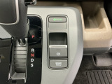 燃費の向上に有効なECONスイッチ、わずかな力で簡単に操作出来る電動パーキングブレーキ、信号待ちや渋滞時などブレーキを踏み続ける場合に比べて足腰の疲労が軽減されるオートブレーキホールド付きです!