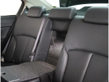 後席は3人掛けで、中央のアームレストを倒せるほか、シート中央を倒して長い荷物も積めるようになっています!!
