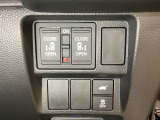リアドアは乗り降りに便利な両側電動スライドドアです。また運転席に座っていながらスイッチ操作で自在にスライドドアを開け閉めできます。またHondaセンシング用のVSA解除スイッチを右側に装備しています。