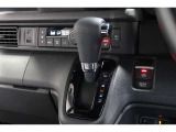 インパネシフトだから視線の移動も少なく足元もスッキリ♪運転席もゆったりしているのでゆとりを持ってドライブできますね!